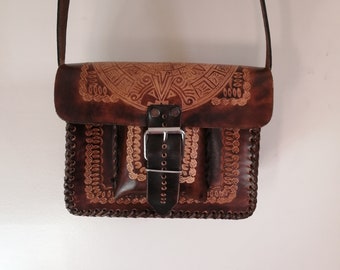 Bolsa transversal em couro trabalhado, estilo vintage autêntico, impecável, boho retrô, anos 70, fabricada no México.