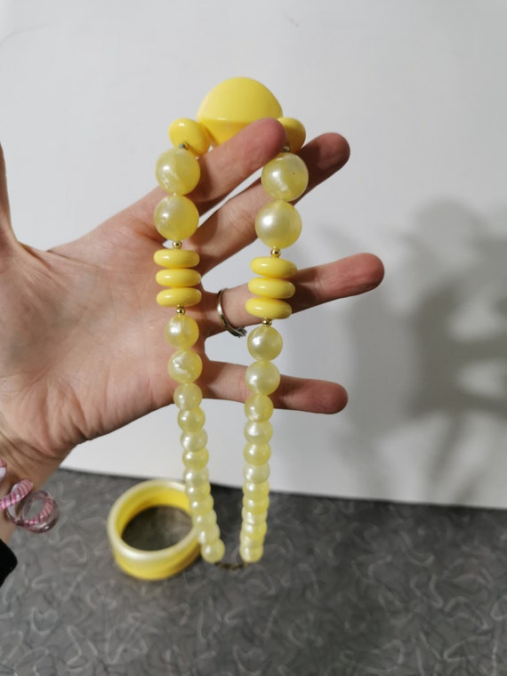 Beautiful 1950's Yellow Moonglow Lucite Necklace … - image 2