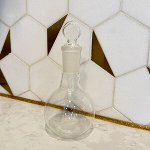 Matraz de laboratorio Pyrex antiguo con tapón
