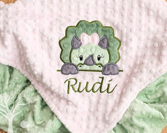Manta de bebé personalizada Triceratops para niña, de tela minky, con apliques de dinosaurio / Colores personalizados, rosa bebé y verde salvia