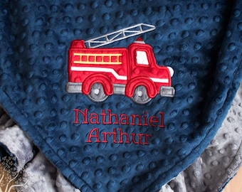 Manta de bebé Minky con aplique de camión de bomberos, colores personalizados: azul marino y gris carbón.