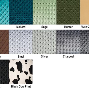 Puede incluir: Muestras de tela en varios colores y patrones. Los colores incluyen turquesa, pato, salvia, cazador, camello, marr&oacute;n, acero, plata, carb&oacute;n, ceniza y negro. Una muestra presenta un estampado de vaca en blanco y negro.