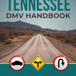Peut inclure: Couverture du manuel DMV du Tennessee, édition 2023. L'image montre une route menant au loin, avec des panneaux de signalisation et du texte. Le titre "Tennessee DMV Handbook" est en grandes lettres turquoise.