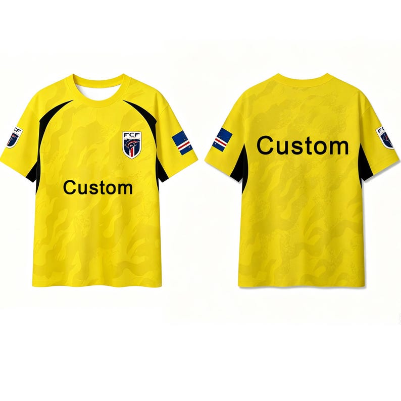 Pode incluir: Uma camisola de manga curta amarelo brilhante com um padr&atilde;o tonal subtil, pain&eacute;is laterais pretos e a palavra Custom impressa na frente e nas costas. O peito apresenta um log&oacute;tipo FCF, enquanto as mangas t&ecirc;m pequenos emblemas retangulares.