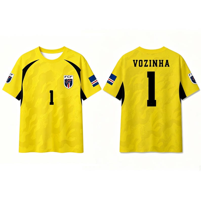 Pode incluir: Uma camisola de futebol amarela de manga curta com um padr&atilde;o de camuflagem tonal subtil, pain&eacute;is laterais pretos e o n&uacute;mero 1 na frente. As costas exibem o nome VOZINHA acima do n&uacute;mero 1 a preto, com pequenas bandeiras nas mangas.