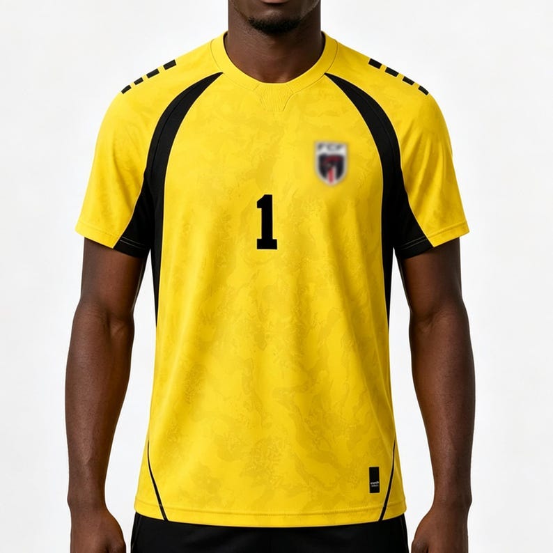 Pode incluir: Uma camisola de manga curta amarelo-brilhante com pain&eacute;is laterais e riscas nos ombros pretas. A frente apresenta um n&uacute;mero 1 preto proeminente no centro, um pequeno emblema de equipa desfocado no peito e uma pequena etiqueta preta.