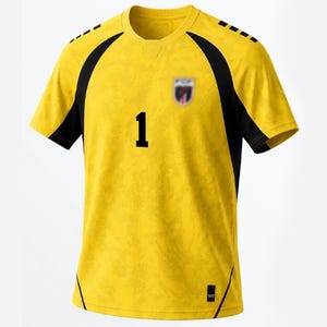 Pode incluir: Uma camisola de manga curta amarelo-brilhante com pain&eacute;is laterais pretos e riscas pretas nos ombros. A parte da frente apresenta um n&uacute;mero um preto centrado e um pequeno emblema desfocado no peito. O tecido tem um padr&atilde;o tonal subtil.