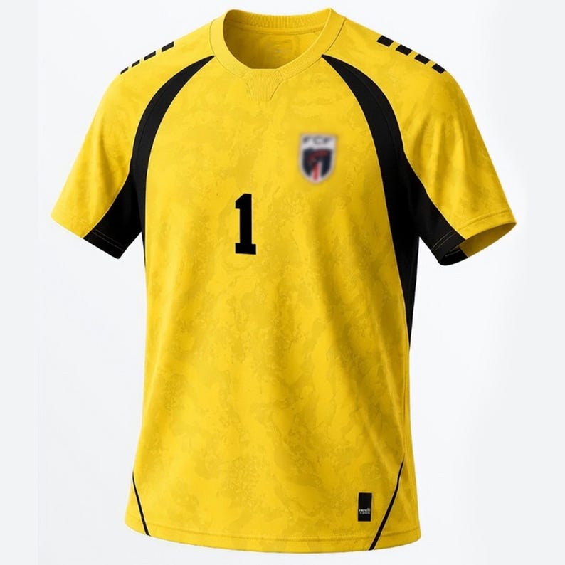 Pode incluir: Uma camisola de manga curta amarelo-brilhante com pain&eacute;is laterais pretos e riscas pretas nos ombros. A parte da frente apresenta um n&uacute;mero um preto centrado e um pequeno emblema desfocado no peito. O tecido tem um padr&atilde;o tonal subtil.