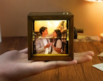 Álbum de madeira personalizado com luz, caixa de animação de fotos com manivela, presente criativo de aniversário para ele/ela, presentes de Dia dos Namorados