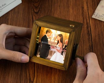 Caixa de animação fotográfica personalizada com manivela, livro de madeira personalizado com luzes, presente criativo de aniversário para ele/ela, presentes de Dia dos Namorados