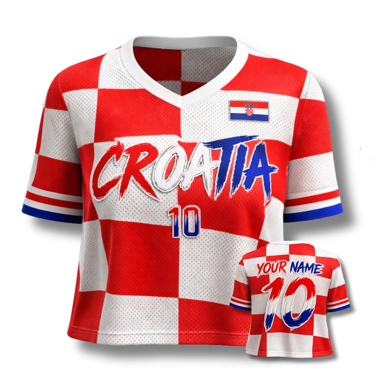 Może przedstawiać: Czerwono-biała koszulka piłkarska Chorwacji w kratkę z napisem "CROATIA" w kolorze białym i niebieskim oraz numerem "10". Koszulka ma dekolt w serek i niebieskie akcenty na rękawach. Widoczna jest r&oacute;wnież mniejsza koszulka z napisem "YOUR NAME".