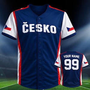 Puede incluir: Una camiseta de béisbol azul marino con mangas blancas y detalles rojos. La camiseta presenta la palabra "ČESKO" en letras blancas en la parte delantera y una bandera checa en las mangas. La parte trasera tiene "YOUR NAME" y el número "99".