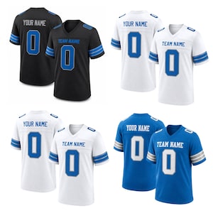 Könnte beinhalten: Eine Kollektion von vier kurzärmeligen Sporttrikots, die von vorne und hinten gezeigt werden. Die Trikots sind schwarz, weiß und blau und tragen den Text "TEAM NAME" auf der Vorderseite, "YOUR NAME" auf der Rückseite und die Nummer "0".