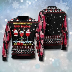 Puede incluir: Suéter navideño negro con un diseño temático de vino. La parte delantera presenta tres copas de vino con gorros navideños y un muñeco de nieve, con el texto "I'm Dreaming of a White Christmas BUT RED WILL DO." Las mangas tienen patrones de botellas y copas de vino.