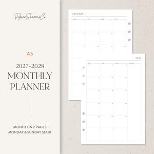 Op de afbeelding: A5 2027-2028 maandplanner inlegset met een lay-out van een maand op twee pagina's. Het witte papier is voorzien van zwarte tekst en rasterlijnen, inclusief het PaperSeasonsCo-logo, maandag- en zondagstartopties en perforatiegaten.