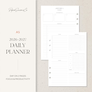Puede incluir: Agenda diaria A5 con un diseño minimalista. La portada presenta el texto "2026-2027 DAILY PLANNER" y "DAY ON 2 PAGES FOCUS & PRODUCTIVITY". Las páginas interiores incluyen secciones para las principales prioridades, el horario, las listas de tareas, el ejercicio, la planificación de comidas, las notas, el agua y la gratitud.