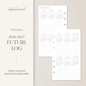 Könnte beinhalten: Weißer Planereinsatz mit dem Text "2026-2027 FUTURE LOG" und "Year at a Glance". Der Einsatz enthält Monatskalender und linierte Abschnitte für Notizen. Das Design beinhaltet das Logo Paper Seasons Co.