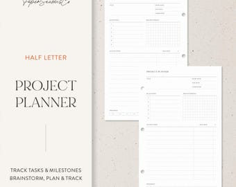 Könnte beinhalten: Ein minimalistischer Projektplaner mit weißen Seiten und schwarzem Text. Das Design enthält die Wörter "Project Planner", "Half Letter" und "Track Tasks & Milestones". Abschnitte sind für Brainstorming, Meilensteine und Aktionsschritte vorgesehen.