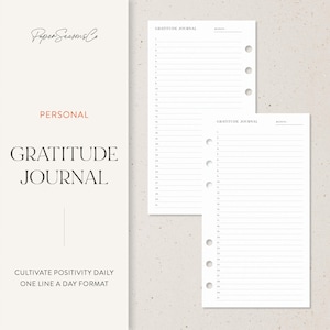Puede incluir: Insertos de diario de gratitud blancos con páginas rayadas y agujeros perforados para una carpeta. El texto "Gratitude Journal" se muestra en una fuente serif. El diario está diseñado en un formato de una línea al día.