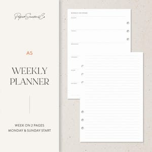 Könnte beinhalten: A5 Wochenplaner im minimalistischen Design. Das Cover zeigt den Text "Paper Seasons Co" und "WEEKLY PLANNER". Der Planer enthält ein Wochen-auf-zwei-Seiten-Layout mit Wochenbeginn am Montag und Sonntag. Die Seiten sind weiß mit Linien und vorgestanzten Löchern.