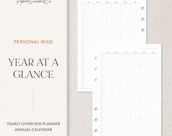 Può includere: Un pianificatore annuale bianco con il testo "Year at a Glance" e "Personal Wide". Il pianificatore ha un layout a griglia per ogni mese, con fori pre-forati per la rilegatura. Il design è minimalista e pulito.