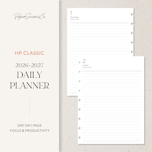 Könnte beinhalten: Weiße Tagesplanerseiten mit linierten Papier, mit dem Text "HP CLASSIC 2026-2027 DAILY PLANNER." Die Seiten enthalten Daten und die Worte "FOCUS & PRODUCTIVITY." Der Planer ist für einen Tag pro Seite konzipiert.