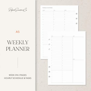 Op de afbeelding: A5 weekplanner met een minimalistisch ontwerp. De omslag toont de tekst "Paper Seasons Co" en "WEEKLY PLANNER". De planner bevat uurschema's en taken, met een week op twee pagina's. De pagina's zijn wit met grijze lijnen.