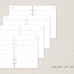 Pode incluir: P&aacute;ginas de planejador brancas com layouts de calend&aacute;rio mensais para 2026 e 2027. As p&aacute;ginas est&atilde;o empilhadas, com meses como janeiro, mar&ccedil;o, agosto e dezembro vis&iacute;veis. O texto "2026, 2027 | JAN - DEC | DATED" est&aacute; na parte inferior.