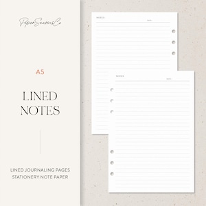 Può includere: Carta per appunti a righe bianca in formato A5 con le parole "NOTES" e "DATE" stampate in alto. La carta ha fori preforati per la rilegatura. Le parole "LINED NOTES" sono stampate in un carattere serif. Le parole "LINED JOURNALING PAGES STATIONERY NOTE PAPER" sono stampate in basso.
