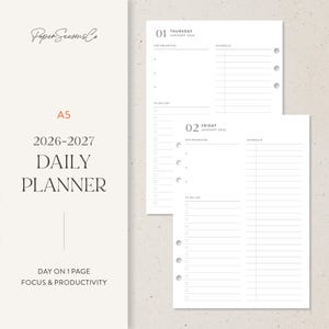 Puede incluir: Planificador diario A5 para 2026-2027 centrado en la productividad. El planificador presenta un diseño limpio y minimalista con secciones para prioridades, horarios y listas de tareas. La portada muestra el texto "Paper Seasons Co" y "Daily Planner".