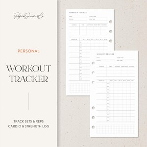 Può includere: Due fogli bianchi per il monitoraggio dell'allenamento con un design minimalista. I fogli includono sezioni per cardio, esercizi e il monitoraggio di serie e ripetizioni. Il testo "Workout Tracker" è ben visibile, insieme al nome del marchio "Paper Seasons Co."