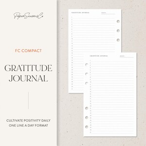 Könnte beinhalten: Ein weißes "Gratitude Journal" mit linierten Seiten und einem "Ein-Zeilen-pro-Tag-Format". Das Journal enthält den Text "Paper Seasons Co" und "FC Compact". Das Journal soll "täglich Positivität kultivieren".