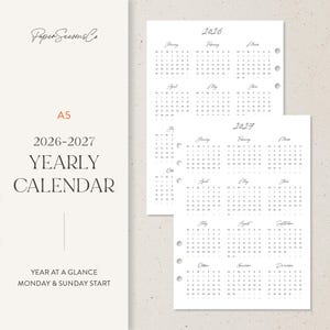 Peut inclure: Calendrier annuel A5 pour 2026-2027. Les pages du calendrier sont blanches avec du texte noir, offrant une vue d'ensemble de l'année avec des dates de début le lundi et le dimanche. Le texte "Paper Seasons Co" est en haut.