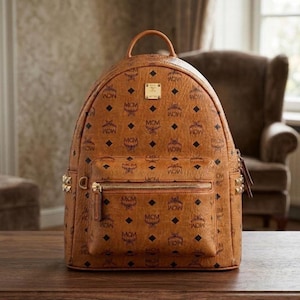 Mochila de piel con monograma marrón MCM, mini mochila con tachuelas de diseño, bolso de hombro de viaje, bolso casual de estilo urbano para hombres y mujeres. Regalo ideal.