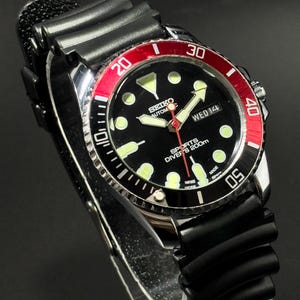 Seiko Automatic Rotating Bezel Men&#39;s sports Wrist watch Black Dial Red Bezel, Run Order, Japan 6309A cal, Luminous Hands, Rubber Band,