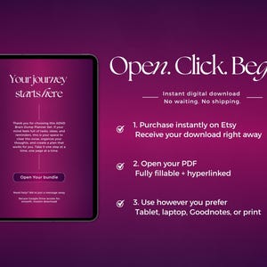 Pu&ograve; includere: Un tablet digitale che mostra un'interfaccia di pianificazione viola con il testo Your journey starts here e Open Your bundle. A destra, il testo recita Open. Click. Begin. seguito da tre passaggi numerati che descrivono il processo di download.