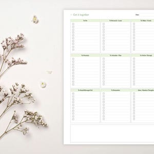 Pu&ograve; includere: Una pagina di pianificazione in carta bianca intitolata Get it together con una riga per la data e nove sezioni categorizzate tra cui To-Do, To-Research/Learn, To-Make/Create, To-Prioritize, To-Schedule/Plan, To-Follow Through, To-Email/Message/Call, To-Remember e Ideas/Random Thoughts.