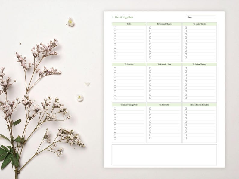 Pu&ograve; includere: Una pagina di pianificazione in carta bianca intitolata Get it together con una riga per la data e nove sezioni categorizzate tra cui To-Do, To-Research/Learn, To-Make/Create, To-Prioritize, To-Schedule/Plan, To-Follow Through, To-Email/Message/Call, To-Remember e Ideas/Random Thoughts.