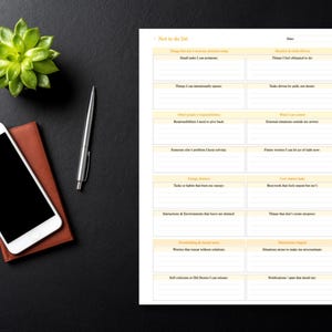 Pu&ograve; includere: Una pagina di pianificazione Not to do list su carta bianca con intestazioni gialle e sezioni a righe per organizzare le attivit&agrave;. Il documento include categorie come Things I can postpone, Things I feel obligated to do e Other people's responsibilities.