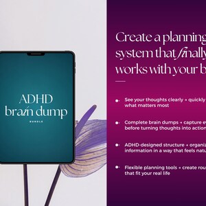 Pu&ograve; includere: Un tablet digitale che mostra il testo ADHD brain dump BUNDLE su uno schermo verde acqua. Il lato destro presenta testo bianco su sfondo viola: Create a planning system that finally works with your brain, oltre a quattro punti elenco.
