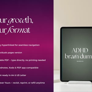 Pu&ograve; includere: Un tablet digitale che mostra il testo ADHD brain dump BUNDLE su uno schermo scuro. Il lato sinistro presenta uno sfondo sfumato viola con testo bianco: Your growth, your format, e un elenco di funzionalit&agrave; tra cui PDF compilabile e formato A4.