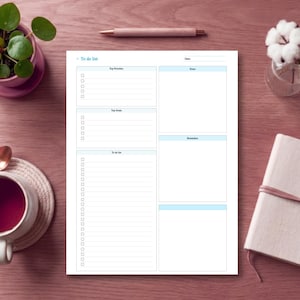 Pu&ograve; includere: Una pagina di pianificazione per liste di cose da fare in carta bianca con intestazioni azzurre etichettate To do list, Top Priorities, Top Goals, Notes e Reminders. Il layout presenta diverse colonne con caselle di controllo e sezioni.