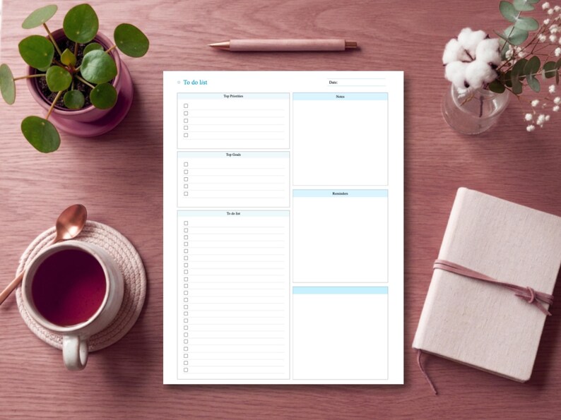 Pu&ograve; includere: Una pagina di pianificazione per liste di cose da fare in carta bianca con intestazioni azzurre etichettate To do list, Top Priorities, Top Goals, Notes e Reminders. Il layout presenta diverse colonne con caselle di controllo e sezioni.