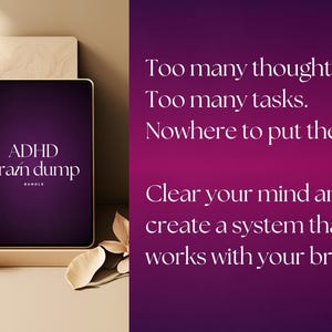 Pu&ograve; includere: Un tablet digitale che mostra il testo ADHD brain dump BUNDLE in bianco su uno sfondo viola scuro. Il lato destro presenta il testo bianco: Too many thoughts. Too many tasks. Nowhere to put them. Clear your mind and create a system.