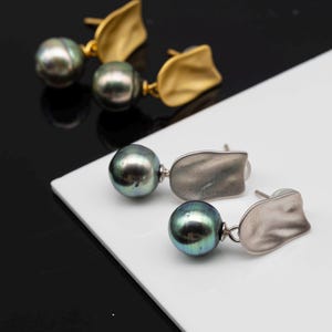 Boucles d&#39;oreilles pendantes avec perles de Tahiti 8 mm - Argent sterling ou or avec finition mate - Modernes et élégantes - 1059TN-E