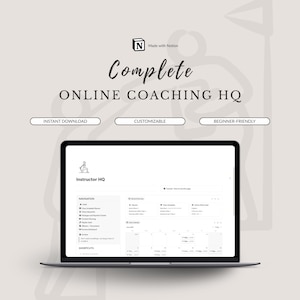 Puede incluir: Un portátil que muestra una interfaz de Notion para coaching online. La pantalla muestra un panel con opciones de navegación y vistas de calendario. El texto en la pantalla incluye "Instructor HQ" y "NAVIGATION". La imagen también presenta el texto "Complete ONLINE COACHING HQ".