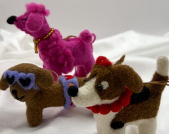 Adorno de perro de fieltro de lana hecho a mano / Decoración de perro con fieltro de aguja / Artesanía de fieltro nepalí / Lindo adorno colgante navideño