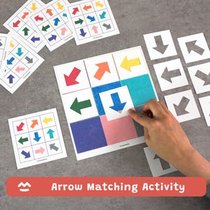 Könnte beinhalten: Pfeil-Zuordnungsaktivität mit farbigen Pfeilen auf weißen Karten. Das Spiel beinhaltet ein Raster mit farbigen Quadraten und einzelnen Pfeilkarten. Der Text "Arrow Matching Activity" wird auf einem roten Banner angezeigt.