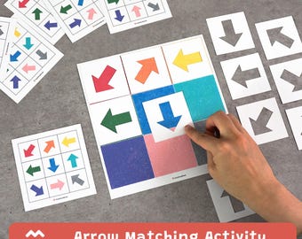 Op de afbeelding: Pijlen-matching activiteit met gekleurde pijlen op witte kaarten. Het spel bevat een raster met gekleurde vierkanten en individuele pijlenkaarten. De tekst "Arrow Matching Activity" wordt weergegeven op een rode banner.