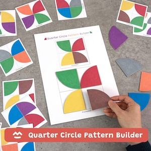 Puede incluir: Un conjunto de tarjetas de construcción de patrones de cuarto de círculo coloridas y una hoja de trabajo. Las tarjetas son de varios colores, incluyendo rojo, amarillo, verde y azul. La hoja de trabajo tiene un diagrama de un patrón de cuarto de círculo. El texto "Quarter Circle Pattern Builder" es visible.